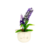 Maceta decorativa en forma de animal con flores moradas y hojas verdes.