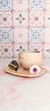 Taza de cerámica en forma de chanchita, color rosa, con detalles en negro.