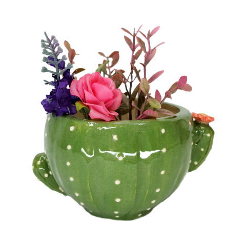 Maceta grande en forma de cactus con detalle de una flor, realizada en ceramica por emprendedoras nacionales artesanalmente.