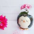 Maceta decorativa en forma de pingüino sonriente, con detalles en negro y blanco.