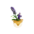 Maceta decorativa en forma de animal con flores moradas y hojas verdes.