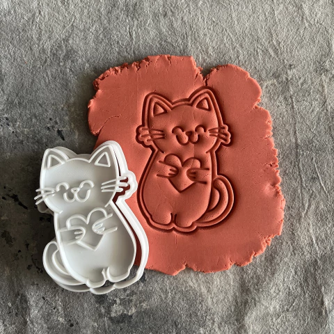 Gatito abrazando corazon