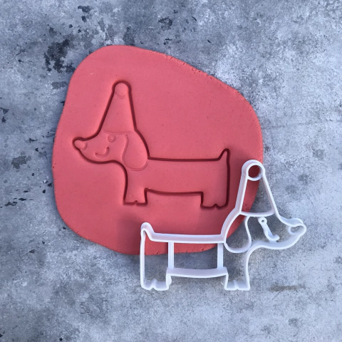 Perro salchicha con bonete