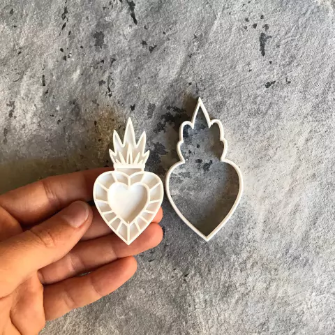 Corazón con llamas y líneas cortante y sello