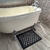 Alfombra textil liviana de cordura tamaño chico, no es vinílica pero si es impermeable, resistente y antidesgarro. Ideal para decorar la entrada, baño, living, habitación, y mantener limpio el sector de alimentación de mascotas, perro, gato, conejo. Se pu