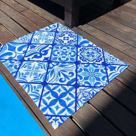 Alfombra textil liviana de cordura tamaño chico, no es vinílica pero si es impermeable, resistente y antidesgarro. Ideal para decorar la entrada, baño, living, habitación, y mantener limpio el sector de alimentación de mascotas, perro, gato, conejo. Se pu