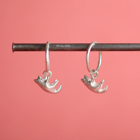 Aritos argollas gatito colgante - Malena Castañon