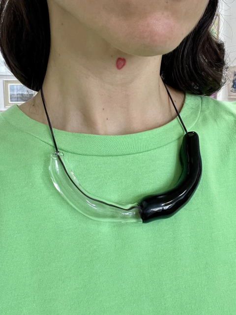 Collar oruga de vidrio negro/transparente - Galaxia - comprar online