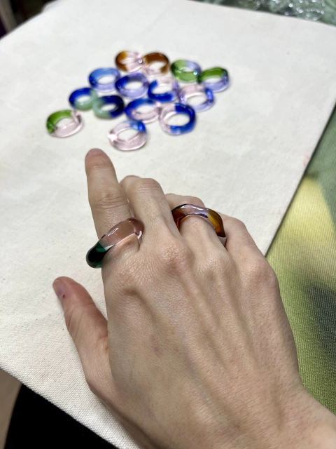 Anillo simple combiando de vidrio 606 - Galaxia