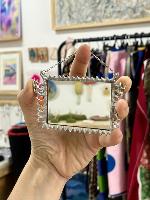 Espejito colgante pinches - Almendrada - comprar online