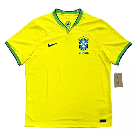 Camisa oficial Nike Brasil 2022/2023 Home na cor amarela com detalhes verdes e azuis, escudo da CBF e logo Nike