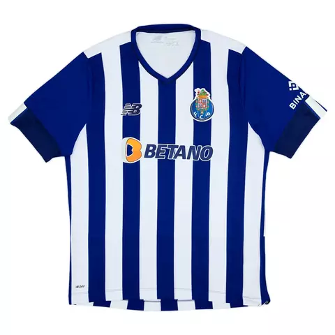 Camisa oficial do time de futebol Porto 2022/2023 Home com listras verticais azuis e brancas, logo do clube e patrocinador Betano