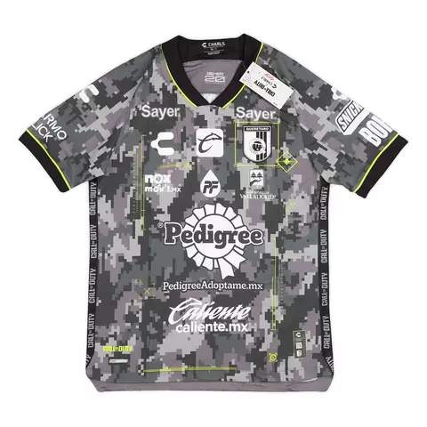 Camisa oficial do time Querétaro 2023/2024 com design camuflado cinza e preto, patrocinadores e logo de Call of Duty
