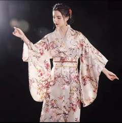 Yukata em Seda Off White Floral em Rosa na internet