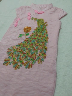 Vestido Infantil Bordado Com Estampa De Pavão - Rosa Claro na internet