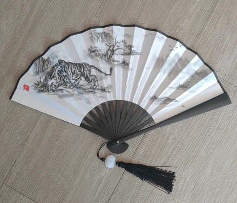 Leque em Tecido com Pingente de seda - Tigre