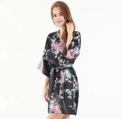 Kimono Curto De Cetim Fino Preto Estampa De Pavão
