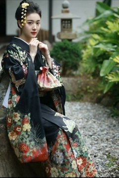Yukata Feminina adulto Preta Floral na internet