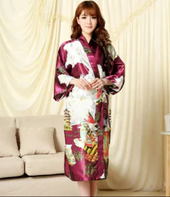 Kimono de Poliéster Longo Vinho Estampa Gueixa