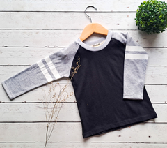 Remera Raya NEGRA CON GRIS