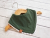 BABERO BANDANA VERDE MILITAR CON PUNTILLA