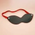 Antifaz negro básico de cuerina con elástico rojo