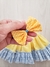 Vestido de poá amarelo com detalhes azul de coração e laço. na internet