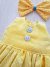 Vestido de poá amarelo com detalhes azul de coração e laço. - loja online