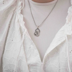 Dije Virgen con niño (calado) en internet