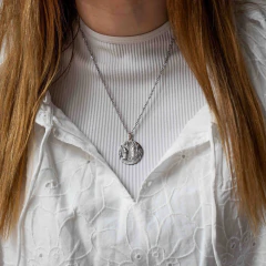 Dije Virgen de Lourdes en internet
