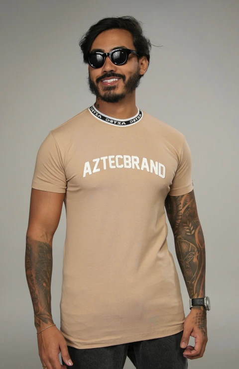 CAMISETA AZTEC LONGLINE BEGE NOME BRANCO