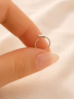 ARGOLLA SOLITARIA SMOOTH TORZADA 0.8CM - PLATA - Hosanna Joyas