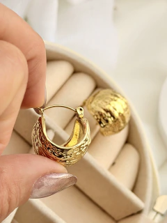 Imagen de ARGOLLAS SORRENTO LABRADA 1,8 CM - ACERO DORADO