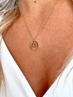 CONJUNTO ZODIACAL LIBRA - AC DORADO en internet