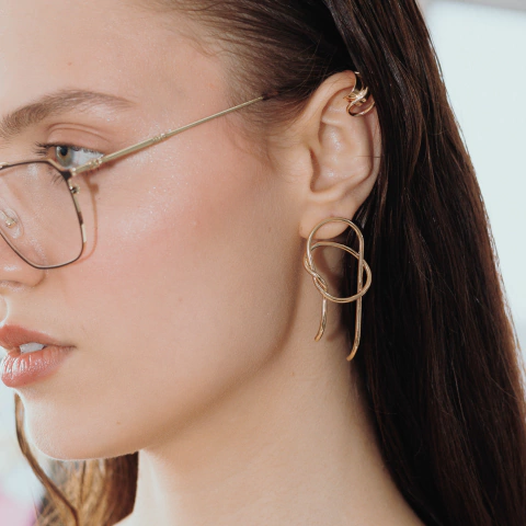 Brinco Fio Liso Efeito Nó Poison - comprar online