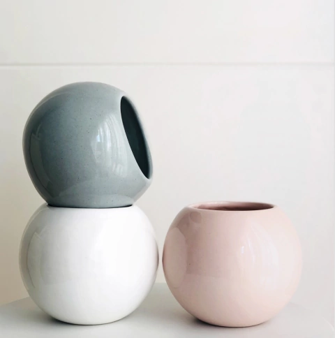 Imagen de MACETA ESFERA ESMALTADA