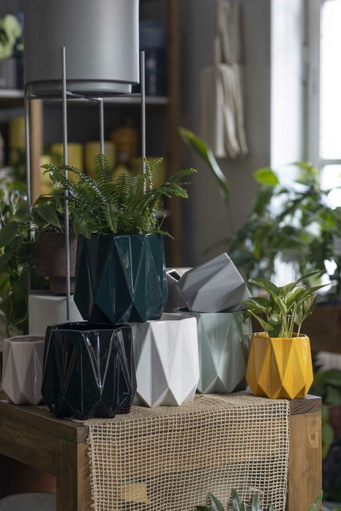 Maceta Origami grande cerámica esmaltada facetada con drenaje