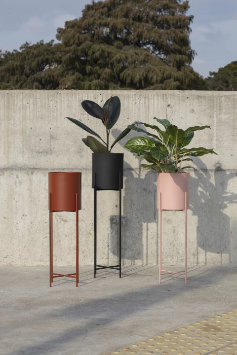 Macetero Chicago alto de aluminio con pie de hierro 