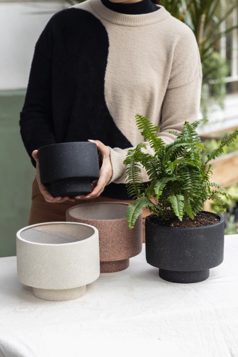 Maceta Gracia cerámica texturada para interiores