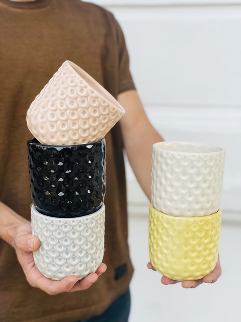 Maceta de cerámica esmaltada con textura de piña y orificio de drenaje, disponible en varios colores