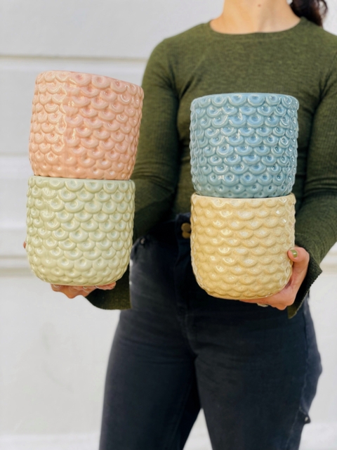 Maceta anana grande de cerámica esmaltada con textura que asemeja a una piña, con orificio de drenaje, disponible en varios colores
