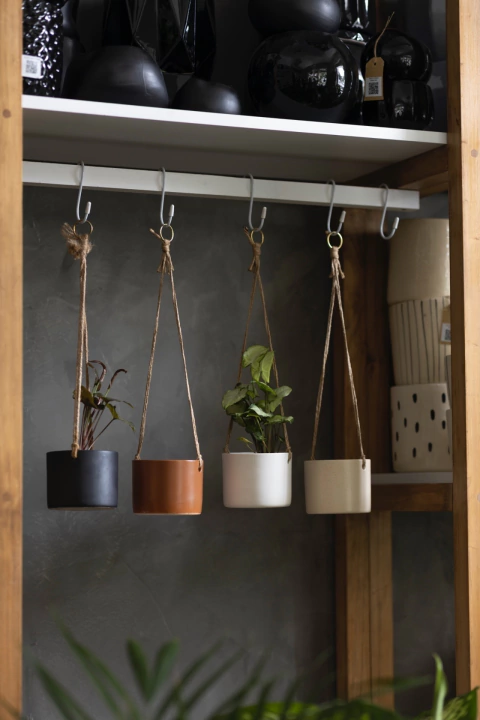 Maceta Silvestre Colgante mate con drenaje, argolla y yute.