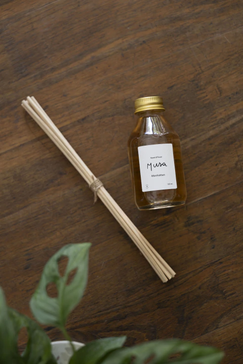 Difusor Petit empresarial de 125ml en frasco de vidrio con tapa metálica y varillas de rattan