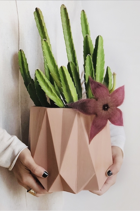 Maceta de terracota en formato origami, apta para exterior, con orificio de drenaje.