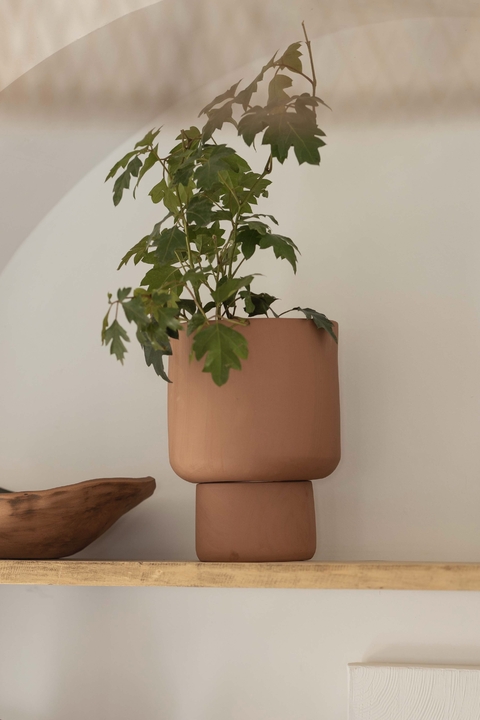 Maceta Cardenal Terra con plato integrado diseño rústico