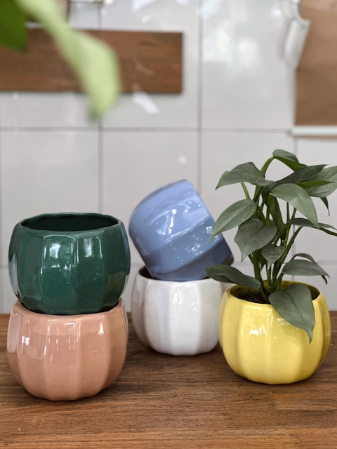 Maceta fauna grande de cerámica esmaltada con diseño facetado y orificio de drenaje, disponible en varios colores