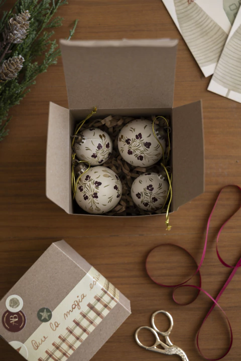 BOX ESFERAS COLGANTES COLOR NATURAL - comprar online