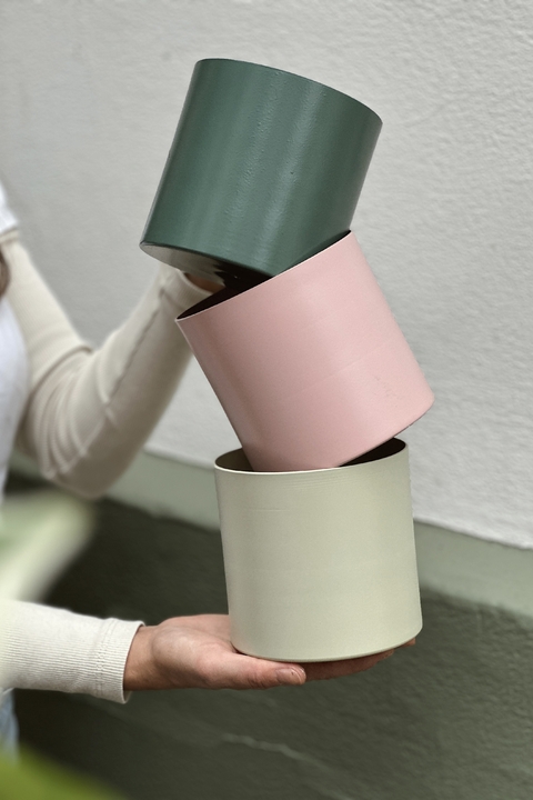 Maceta Eros de aluminio esmaltado liviana y resistente Atelier Botánico