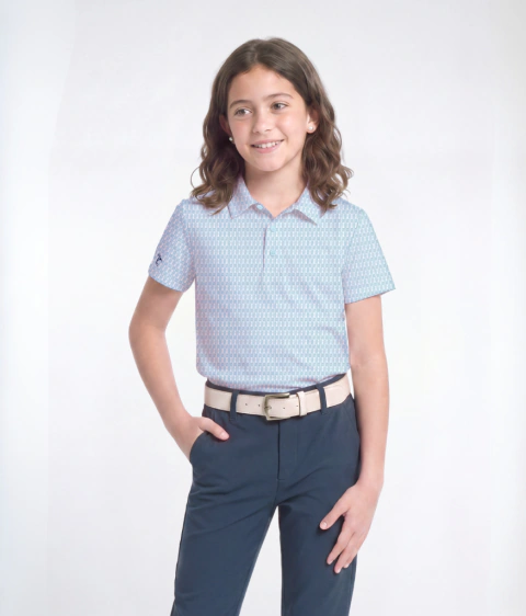 Chomba Ari Jr. unisex. Confeccionado en micro set con odor free y neo dry. Con un diseño de palos de golf abstracto.