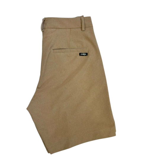 Bermuda color beige para dama con bolsillo trasero y etiqueta CHAZA